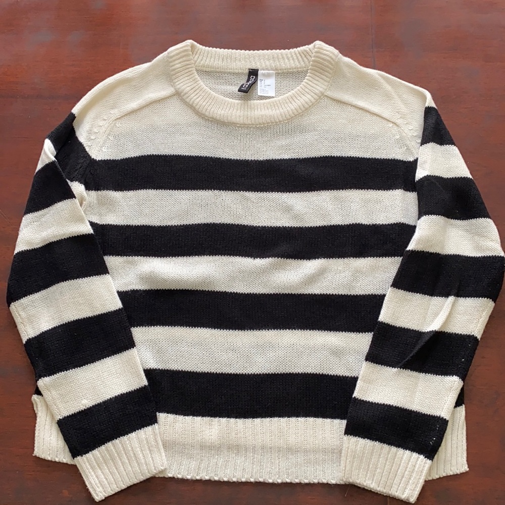 H&M black & cream sweater. Size S